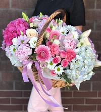 Цветочная композиция из Розы, Хризантемы, Пионы и Лизиантусы в корзине в Жирновске