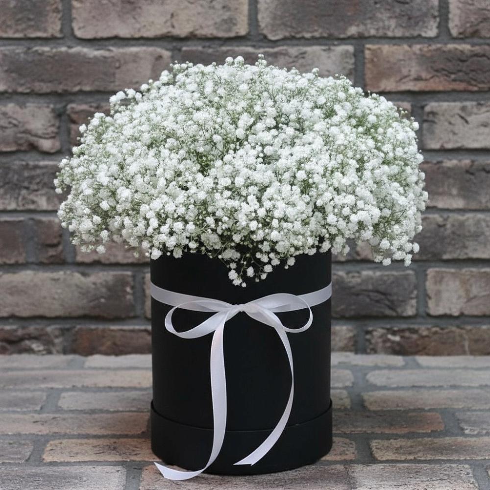 Цветочная композиция из Гипсофила в шляпной коробке в Жирновске