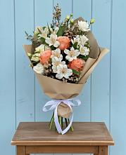 Букет цветов из:  Альстромерии, Лизиантусы, Розы и Хризантемы в Жирновске