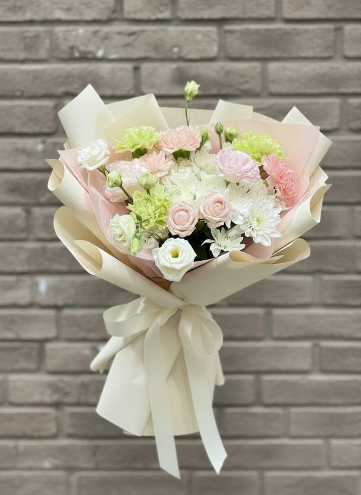 Букет цветов из: Гвоздики, Розы, Лизиантусы и Хризантемы в Жирновске