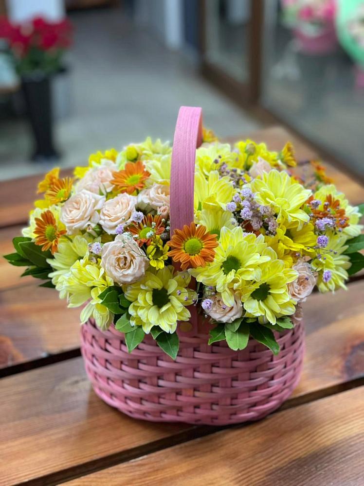 Цветочная композиция из Хризантемы и Розы в корзине в Жирновске