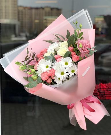 Букет цветов из: Розы, Лизиантусы и Хризантемы в Жирновске