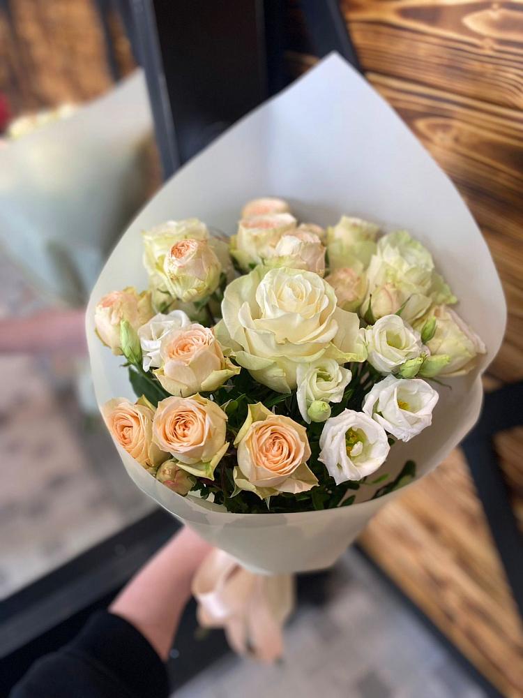 Букет цветов из: Розы и Лизиантусы в Жирновске